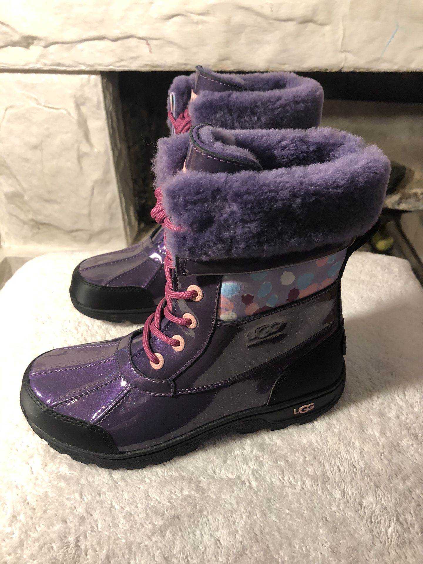 KIDS UGG BOOTS RAINING/SNOW BOOTS SIZE 4