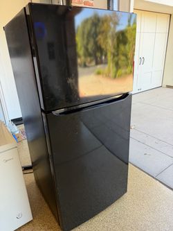LG 20.2 cu ft Top-Freezer Refrigerator - Black
