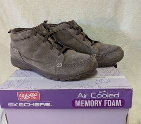 Woman's Sketchers Never Worn size 9