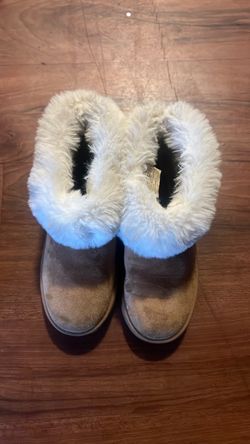 Girls shoes.