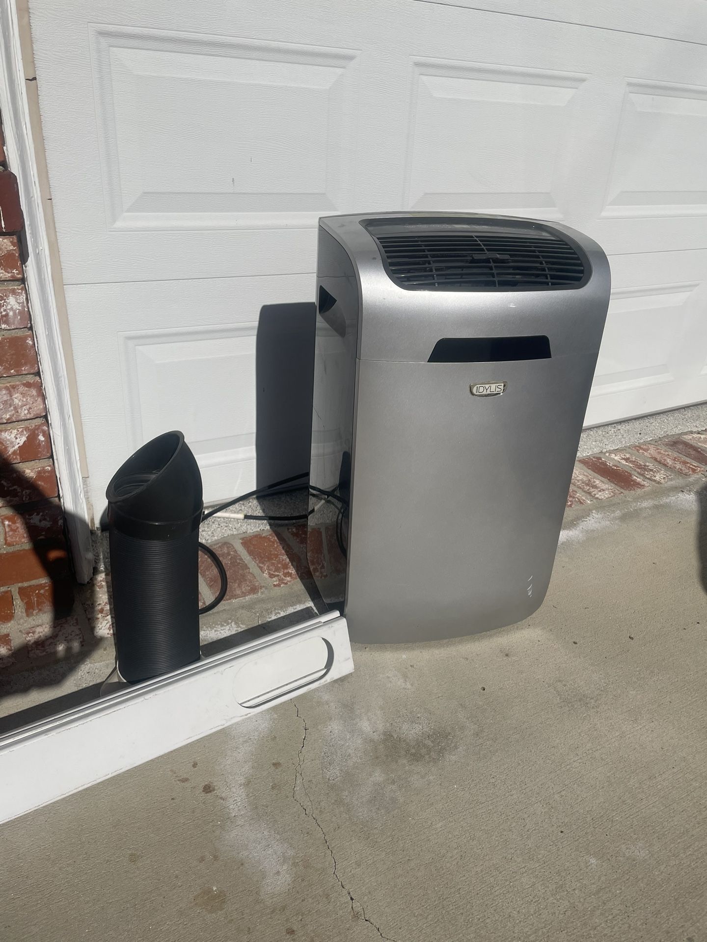 Idylis Portable Air Conditioner / Dehumidifier w/ Exhaust Hose & Window Kit