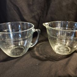 A Pair Of Anchor Hocking 8 Cup, 2 Quart 2 Liter Clear Glass Measuring Cups