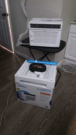 Midea 5000 BTU Window Air Conditioner Like New Complete Set