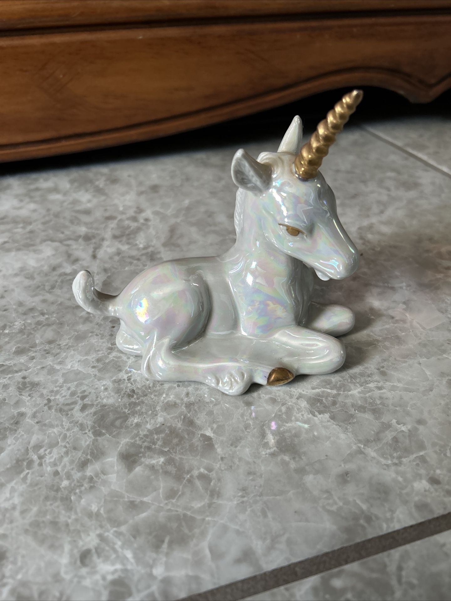 Enesco White Ceramic Unicorn Figurine 1984 Laying Down Gold Horn iridescent