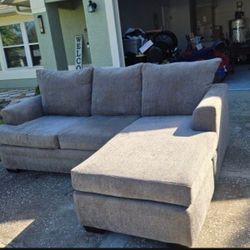 Sofa Chase.  Excellent Condition 