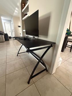 DESK + HP MONITOR