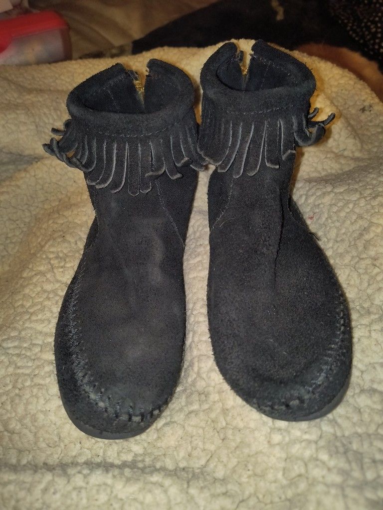 Vintage Minnetonka Moccasin fringe back zip boot.