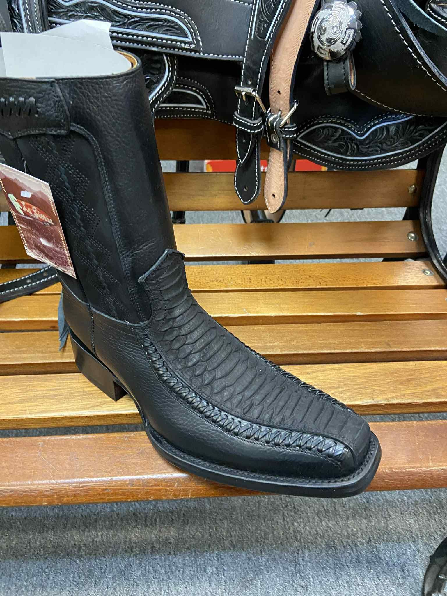 Nuevas botas vaqueras de piel con cierre