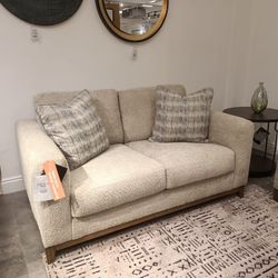 💕in Stock Parklynn Sofa and Loveseat
Ashley Furniture