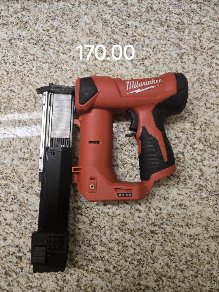 Milwaukee M12 Pin Nailer (23 G)