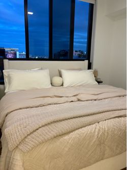 KING BED FRAME FOR SALE !!! BRAND NEW