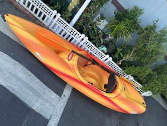 Pelican Kayak 9 Ft Lenght Come With Back Rest. And Paddle      Ready For   Sumner Fun 