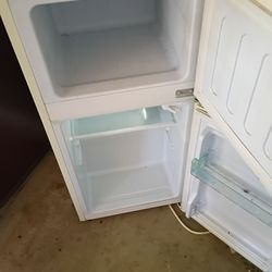 Mini refrigerator