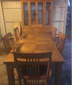 BEAUTIFUL OAK DINING SET WITH HUTCH