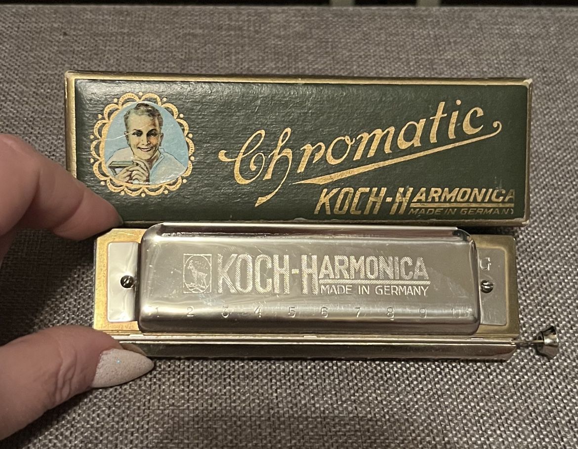 Chromatic Koch Harmonica made in Germany 1930's * vintage, pre-owned item * good condition, in order box. Made with chrome and wood
