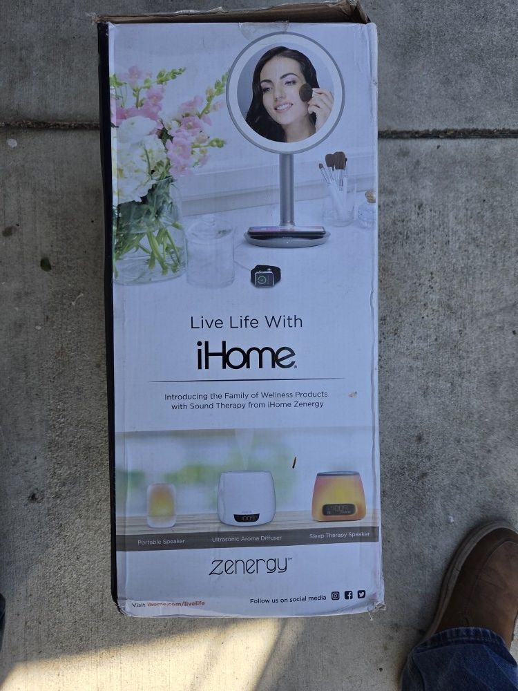 Beautiful Mirror With Light & Bluetooth