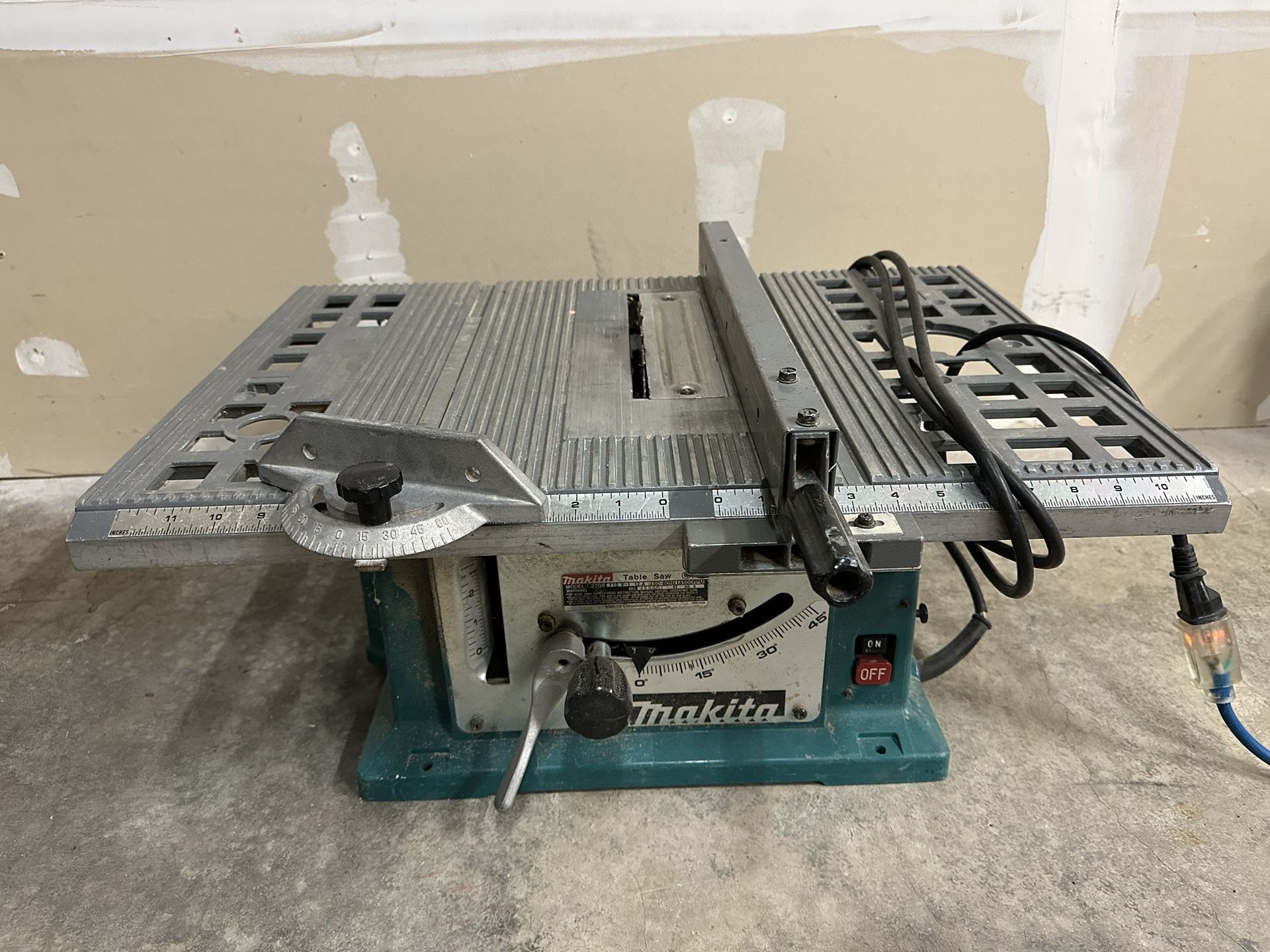Makita Model 2708 Benchtop Portable Table Saw With Fence & Miter Gauge