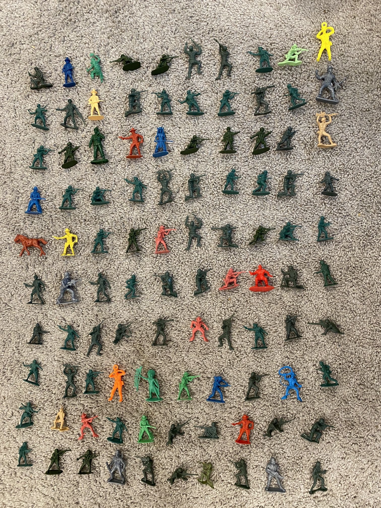 SMALL PLASTIC ARMY MEN LOT. MANY FIGURES. SEE PHOTOGRAPHS 