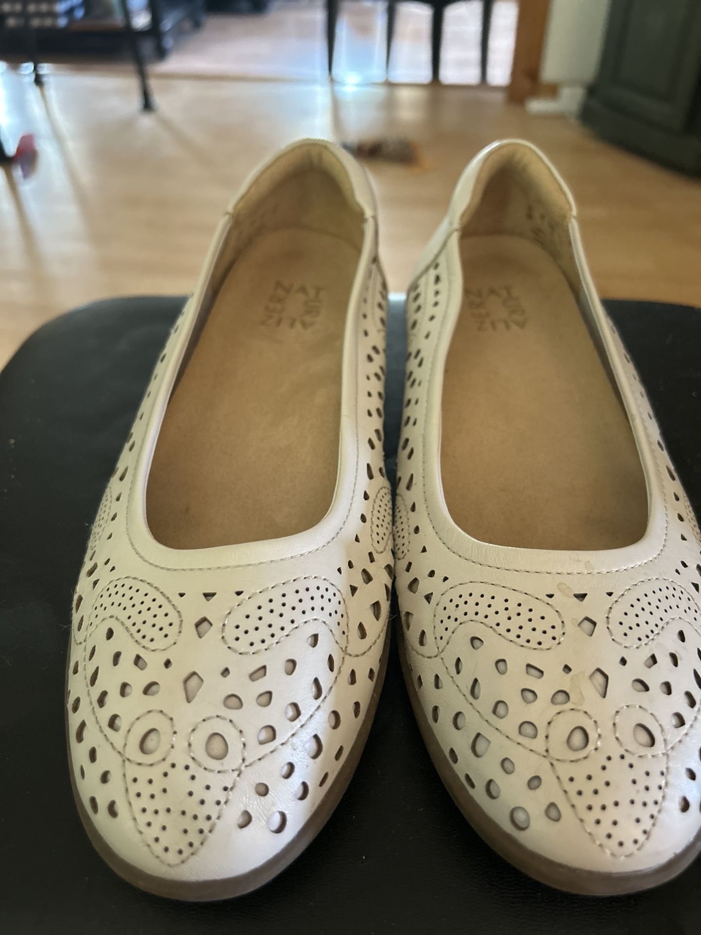 Naturalizes Beautiful Like New Shoes Flats Size 9