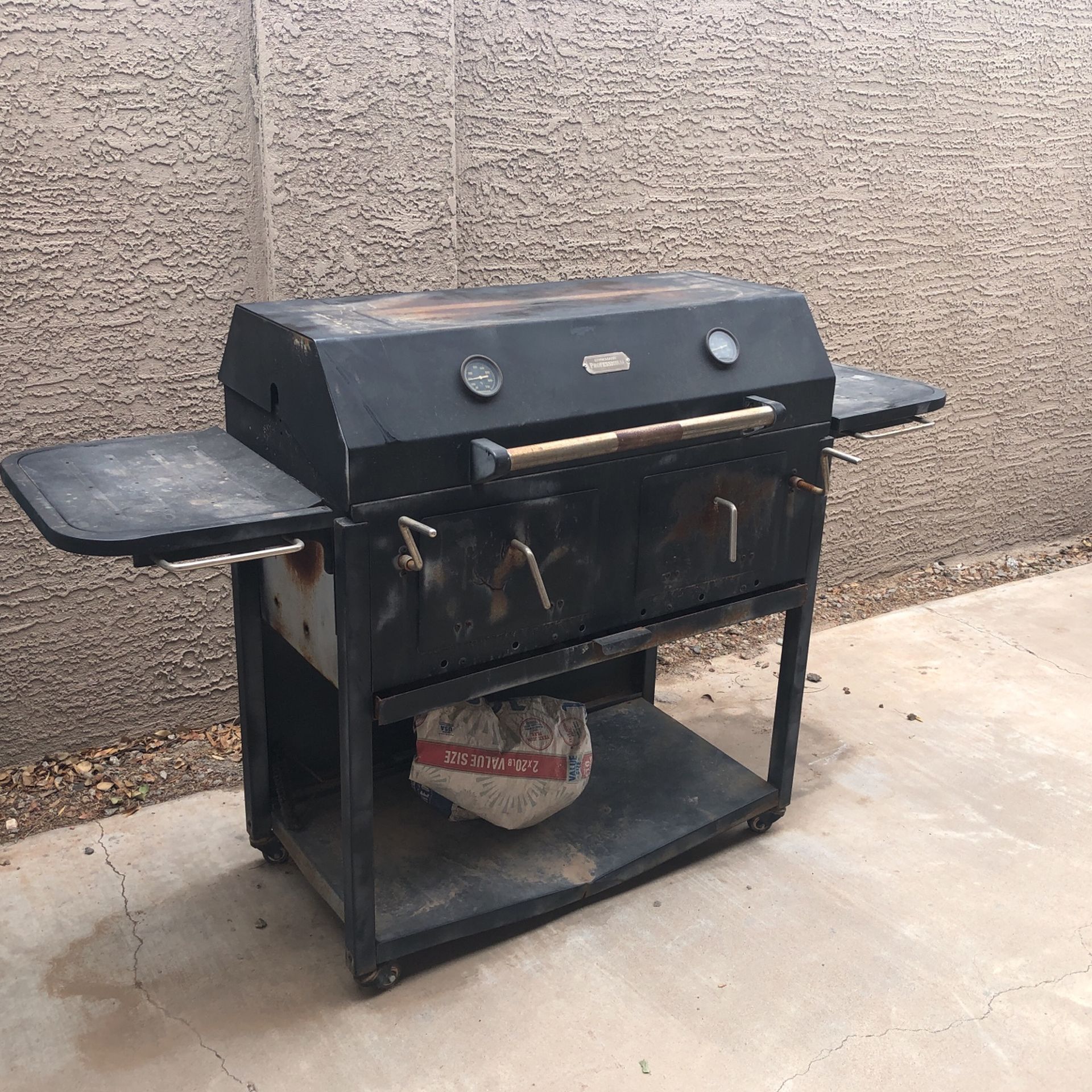Brinkmann Professional Dual Zone Heavy-Duty Charcoal Grill
