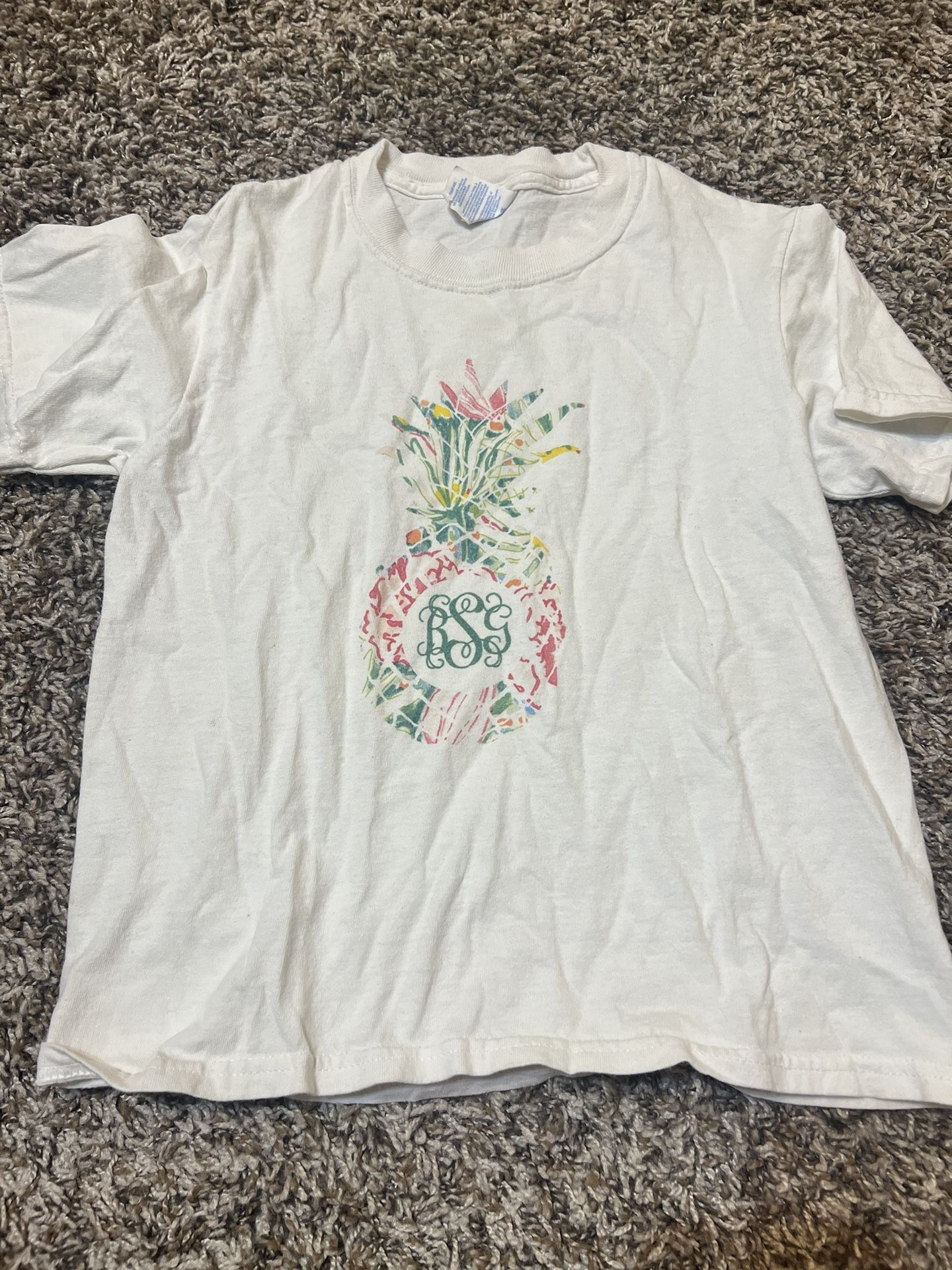Girl’s bsg monogram pineapple t-shirt. Size small