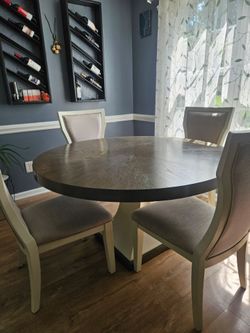 Sofia Vergara dinning table