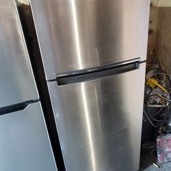 Like New 2022 Whirlpool 18cu Ft Stainless Steel Top 28X28X67