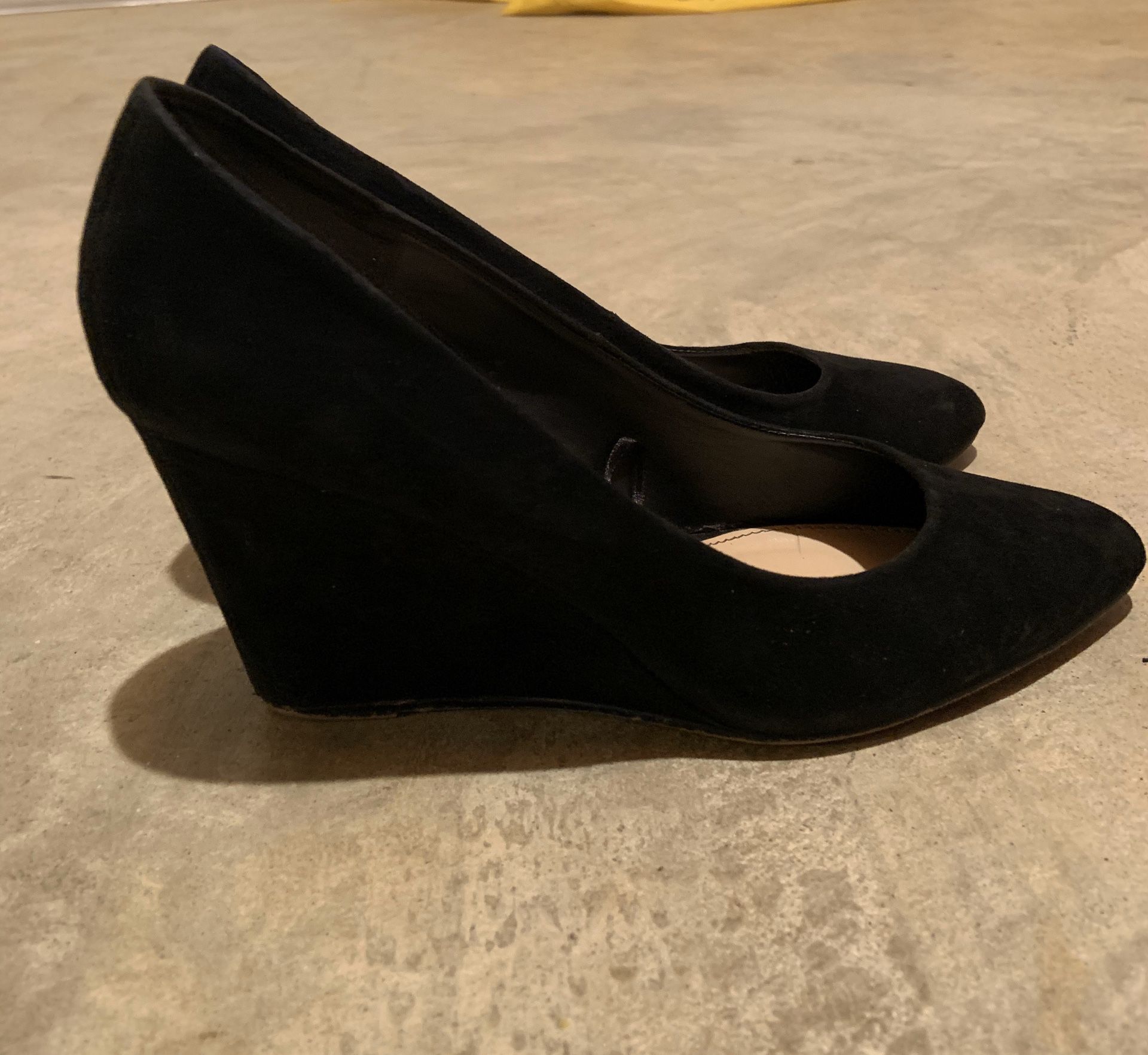Women’s Size 8 Pointy Toed Suede Black Wedges