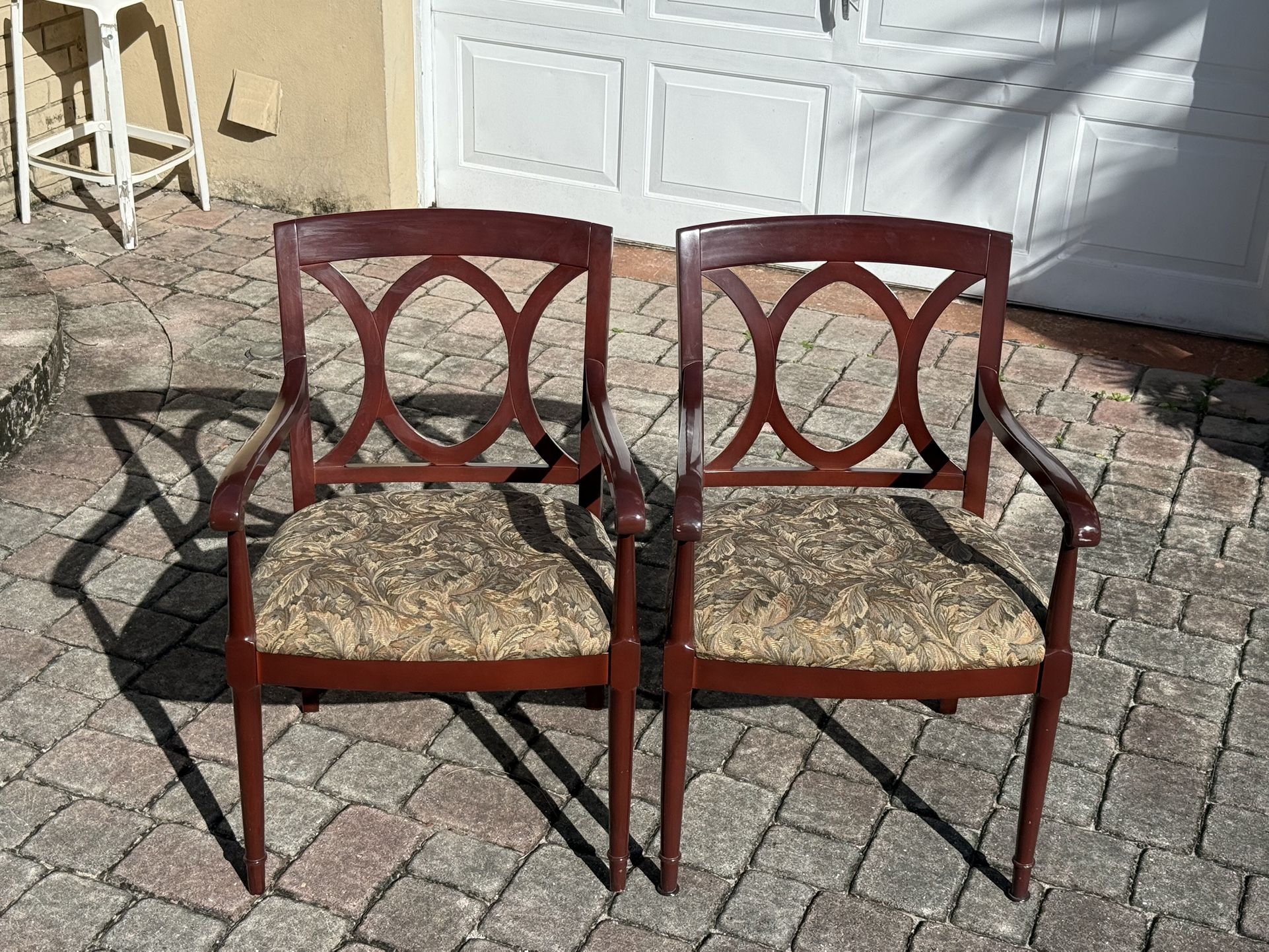 ⭕️ Pair of Traditional Accent Armchairs – Mahogany Finish