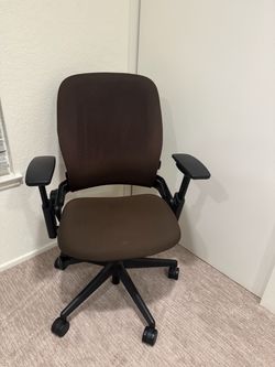 Steelcase Leap V2 Ergonomic Office Chair – 3D Knit Back – Excellent Condition