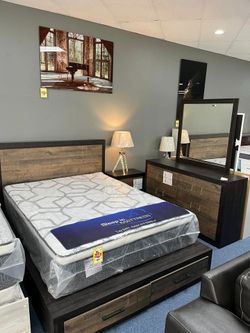 3pc Wood bedroom set with drawers!