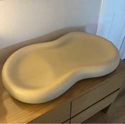 Keekaroo Peanut Changing pad - Vanilla color - Excellent condition