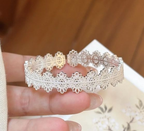 Exquisite silver bracelet