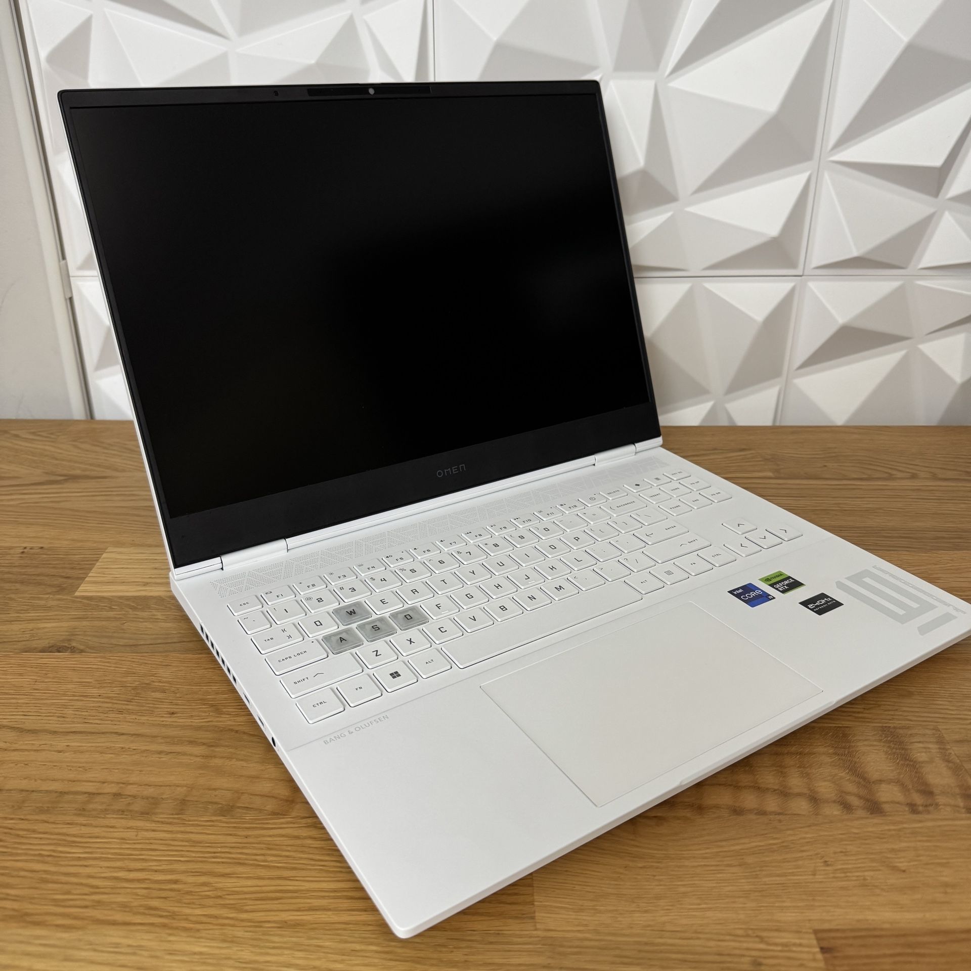 HP Omen Transcend 16 Gaming Laptop - RTX 4070, i9 13900HX, 16GB DDR5 Ram, 1TB NVME, 16" 240Hz Display