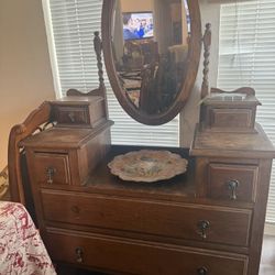 Traditional/Early 20th Century Vintage Vanity (Dresser With Mirror)