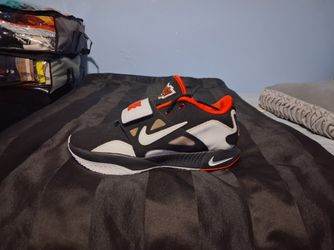 Brand New And Original Men's Nike Air LeBron James Sneakers Size 8.5 