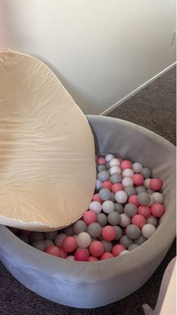 Soft ball pit with balls