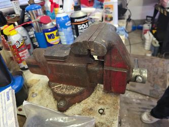 Cast iron swivel bench vise