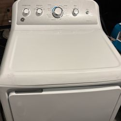 GE® 7.2 cu. ft. Capacity aluminized alloy drum Electric Dryer with Sensor Dry