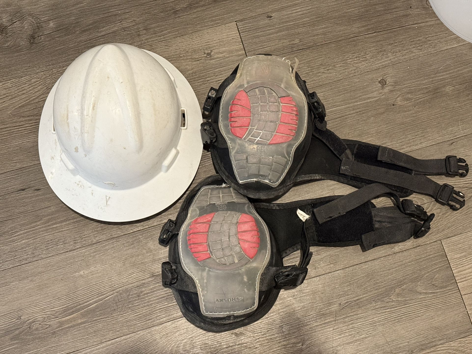 Safety Gear Bundle: White Hard Hat & Heavy-Duty Professional Knee Pads