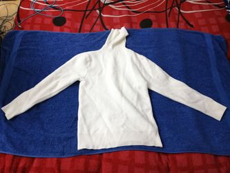 SIZE LARGE WOMENS SOFT WHITE TURTLE NECK SWEATER