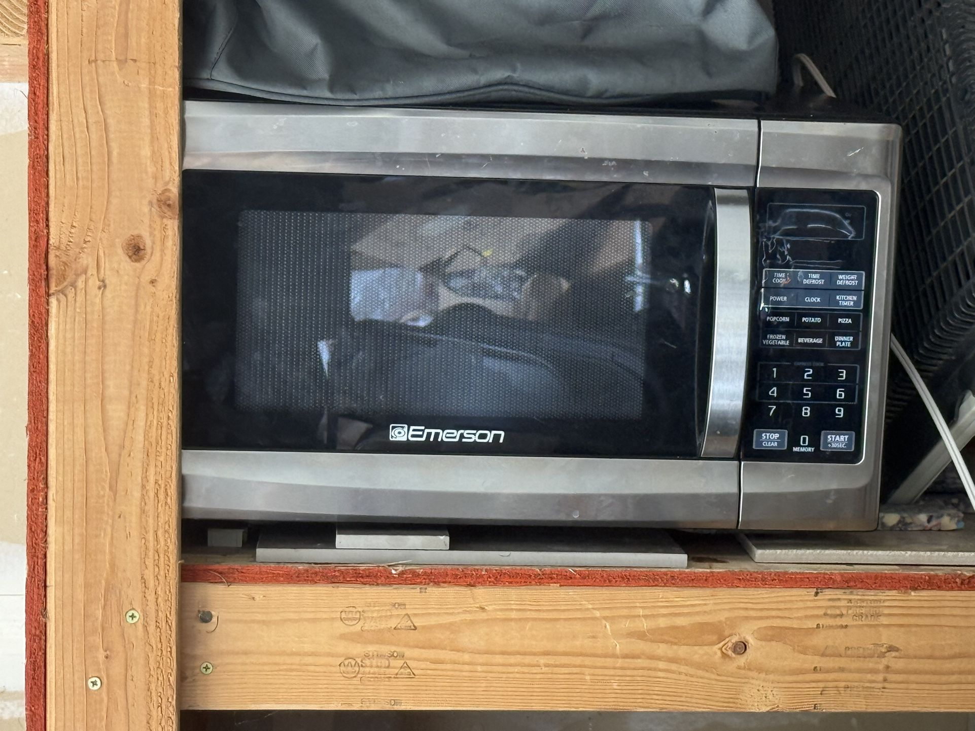 Emerson 1000W Microwave – Works Great