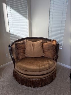 Round Swivel Chair
