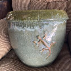 Large Ceramic Flower Pot With Embossed Lizards All Around!!