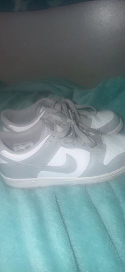 Gray nike dunks .