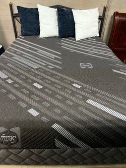Lovely 🩵💫QUEEN 🩵💫MATTRESS 🩵💫AND BOX SPRING