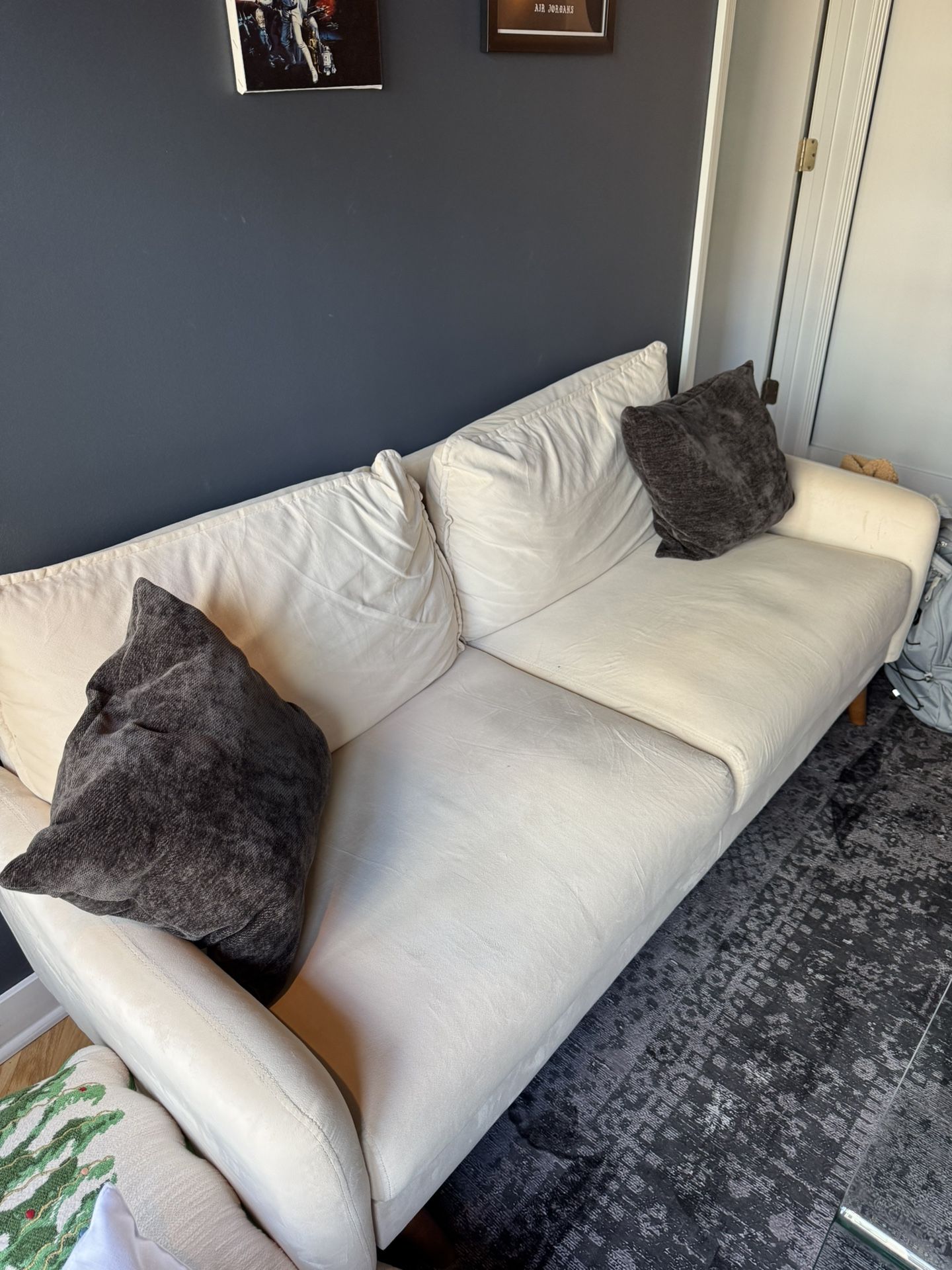 Couch With 2 Pillows 