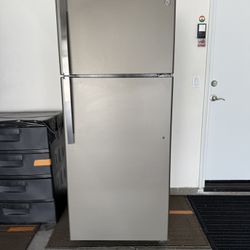 Like New GE 17.5 Cf Refrigerator 