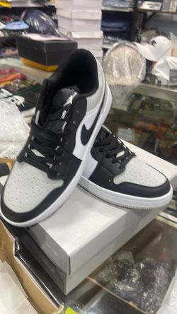 Nike Low-Top Sneakers Black and White size 10.5