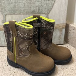 New Magellan Outdoors size 10 Toddlers' Boone Realtree Edge Boots featuring 600D textile and faux suede uppers with a camo pattern and side zippers.  